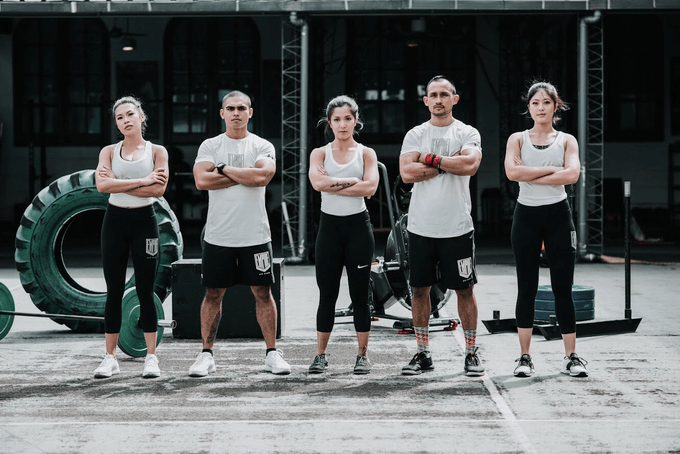 Para coach Empire Fit Club berpose dengan menggunakan t-shirt putih